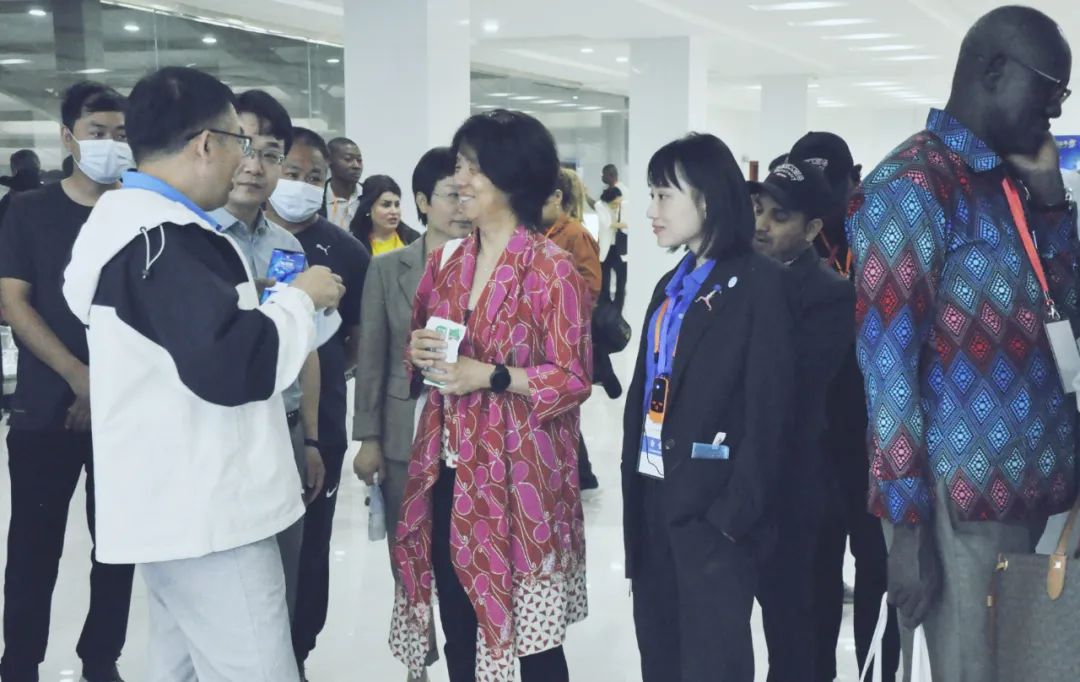 北京大學南南合作與發展學院教授、全球伙伴關系主任周詠梅一行蒞臨花花牛平輿瑞亞牧業參觀調研