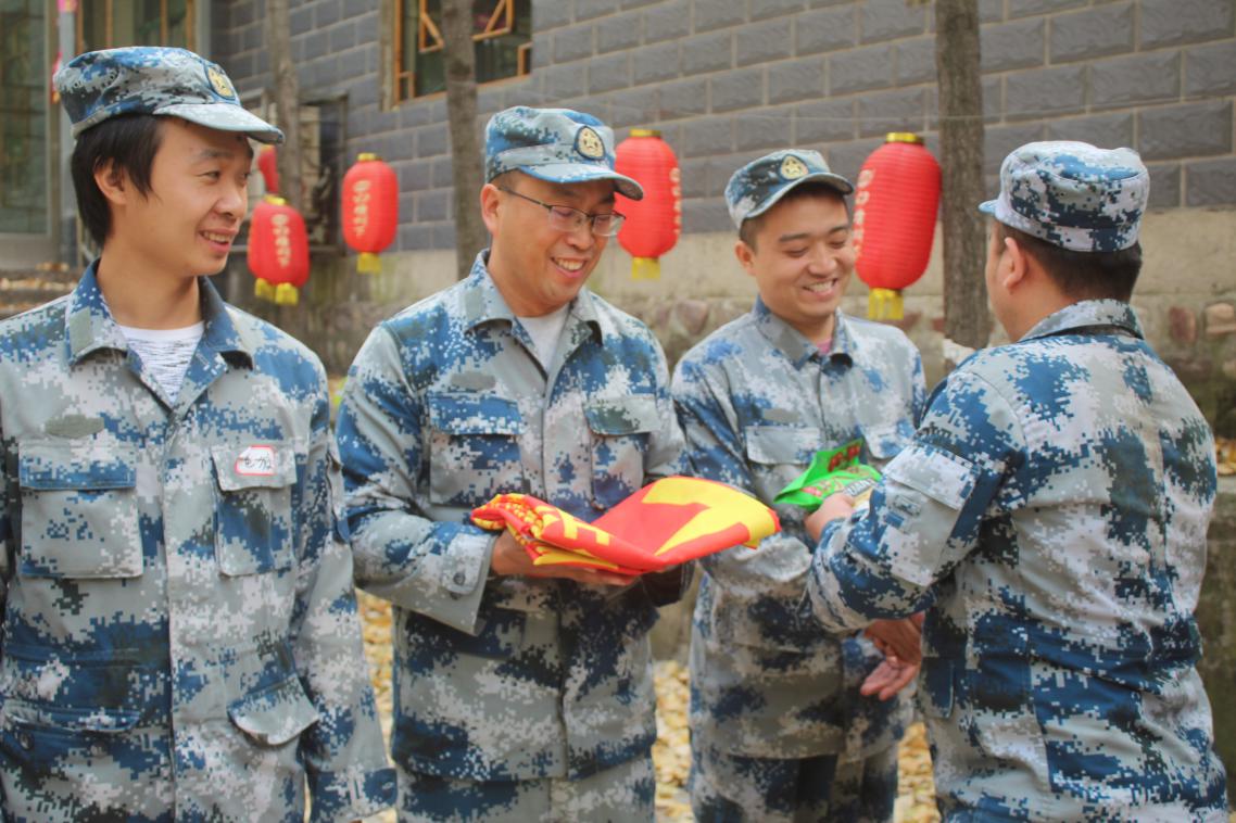 組織開展戶外拓展訓練活動 組織開展戶外拓展訓練活動