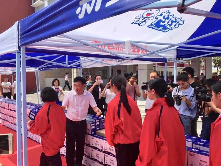 “健康中原,牛奶伴您行——花花牛乳業集團2018中國小康牛奶行動” 公益助學啟動儀式隆重舉行 “健康中原,牛奶伴您行——花花牛乳業集團2018中國小康牛奶行動” 公益助學啟動儀式隆重舉行