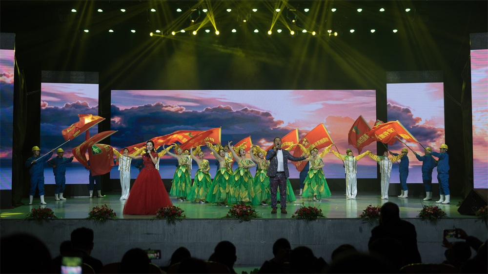 “不忘初心、聚力前行” 花花牛集團(tuán)2018迎新春聯(lián)歡會隆重舉行