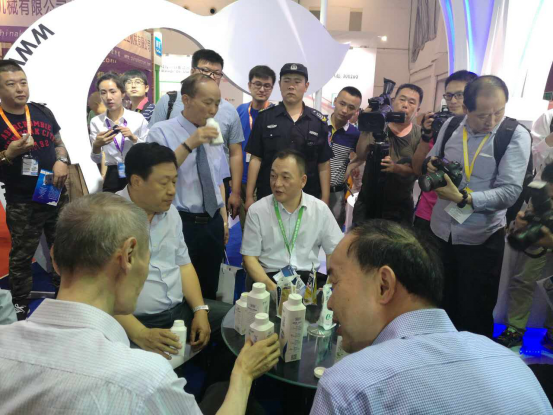 花花牛牛氣沖天！農業部長品嘗“領暢”點贊，又獲國際奶業平臺青睞